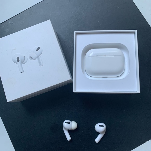 APPLE - AirPods Pro wireless charging case - Picture 4 of 14